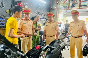 Công an kiểm tra lò độ chế xe máy phát hiện nhiều hàng hoá không rõ nguồn gốc. Ảnh: MT.