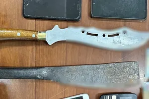 Nhóm thanh niên chuẩn bị mang dao đi đánh nhau thì bị công an phát hiện. Ảnh: CA.