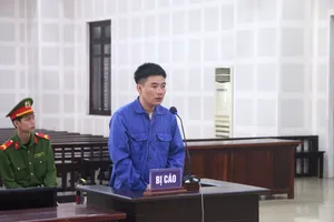 Bị cáo Phúc khai nhận hành vi trộm cắp tài sản của cửa hàng điện thoại. Ảnh: MT.