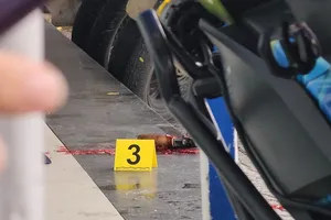 Khẩu súng các đối tượng dùng cướp ngân hàng. Ảnh: MINH TRƯỜNG.