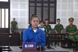 Bị cáo Đao khai nhận làm giấy tờ giả để đưa đi lừa đảo. Ảnh: MT.