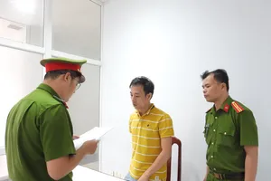 Long đã nhờ người đóng giả nhân viên tín dụng để lừa đảo chiếm đoạt tài sản. Ảnh: CA.