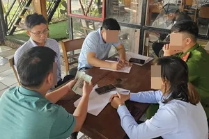 Hồ Quang Hiếu bị bắt quả tang khi nhận 20 triệu từ chị T để làm các thủ tục đất. Ảnh: DH.