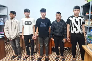 Nhóm đối tượng bị bắt giam vì cướp tài sản và bắt giữ người trái pháp luật. Ảnh: CA.