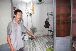 Chồng chị Thuỷ buồn bã trước sự việc vợ mình bị đánh gãy xương sườn. Ảnh: MINH TRƯỜNG.