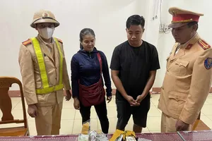 CSGT Quảng Trị phát hiện xe khách chở 2 gói ngoại tệ 