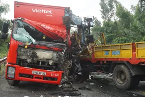 Tai nạn giữa 2 xe tải khiến đường tránh Nam Hải Vân ùn tắc