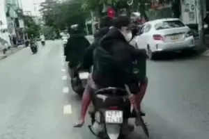 Công an làm việc với thiếu niên 14 tuổi chạy xe máy, chở 2 người mang mã tấu
