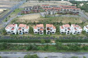 Hàng loạt dự án, resort bị 'bỏ quên' bên vịnh Lăng Cô - Vịnh đẹp thế giới