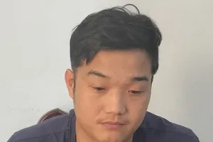 Chạy xe kéo lê CSGT trên đường, tài xế bị tạm giữ hình sự