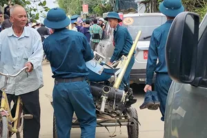 Phong toả hiện trường, Bộ đội tập kết các mảnh vỡ máy bay rơi 