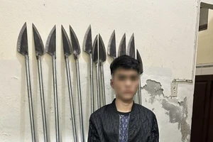 Mang cả tá dao phóng lợn đi đánh nhau thì gặp phải công an