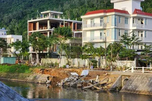 Bờ kênh Suối Đá liên tục sạt lở khiến dân lo lắng.