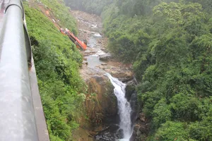 Hiện trường vụ xe khách lao xuống vực trên cao tốc La Sơn - Túy Loan