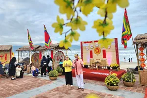 Du khách thích thú trải nghiệm tết cổ truyền trên bờ biển Đà Nẵng