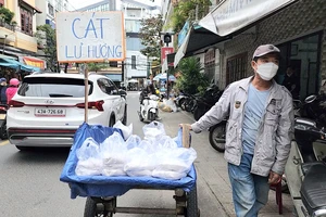 Kéo xe quanh phố bán cát lư hương ngày Tết