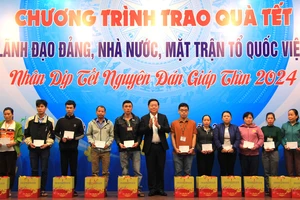 Trưởng Ban Tuyên giáo Trung ương trao quà tết cho hộ nghèo ở Đà Nẵng