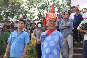 Người dân ùn ùn đi xem nấu mì Quảng, đua thuyền ở làng cổ 500 tuổi 