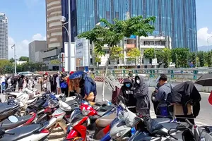 Bạn trẻ Đà Nẵng đội nắng xếp hàng dài mua vé phim Đào, Phở và piano