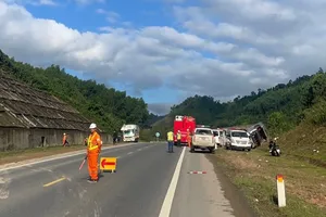 Xe tải lật trên đường La Sơn - Hoà Liên, tài xế tử vong 