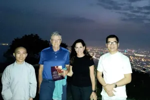 Bill Gates thưởng trà cùng bạn gái ở đỉnh núi Bàn Cờ