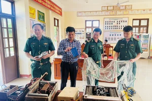 Nhiều người dân đến đồn biên phòng giao nộp kích điện, ngư cụ tận diệt thuỷ sản