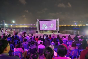 Người dân hào hứng xem phim ngoài trời, ngay cạnh bờ Tây sông Hàn 