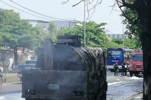 Xe bồn chở nhựa đường đang chạy thì bốc cháy dữ dội