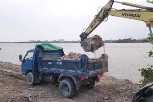 Đất đá, xà bần lấn chiếm sông Hàn: Khối lượng quá lớn, không thể dọn trong 1 ngày