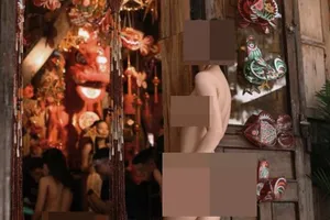 Cảnh sát truy tìm kẻ ghép ảnh nóng, ép nữ sinh đọc truyện đồi truỵ