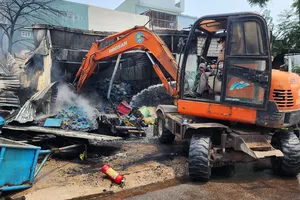 Đà Nẵng: Khu nhà kho đổ sập sau vụ cháy cạnh âu thuyền Thọ Quang