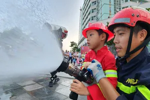 Đà Nẵng: Trẻ em ung thư lần đầu được trải nghiệm robot cứu hoả hiện đại nhất