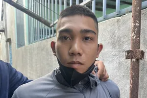 Giật túi xách của người phụ nữ khi đi mua cháo cho con