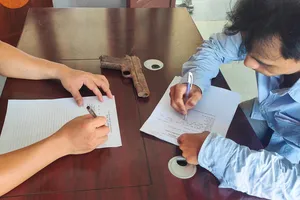 Người dân phát hiện súng quân dụng trong lúc đào đất sửa nhà