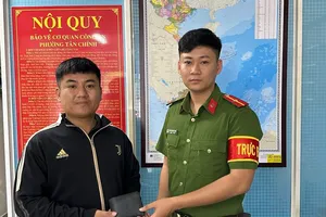 1 học sinh giao nộp chiếc ví cùng nhiều tiền mặt sau khi nhặt được