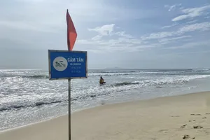 9 người bị sóng cuốn trôi khi tắm biển ở Đà Nẵng