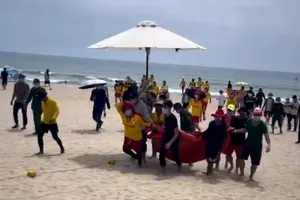 Vụ 9 người bị sóng cuốn khi tắm biển: Tìm thấy thi thể mất tích cách hiện trường gần 3km