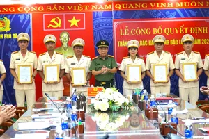 Bộ Công an thăng hàm lên Thượng tá cho 8 cán bộ Công an TP Đà Nẵng