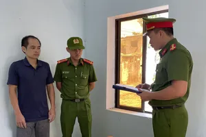 Lập 'công ty ma’ để buôn lậu đồng hồ và quạt về Việt Nam