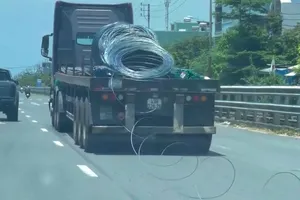 Thép cuộn rơi xuống đường như làm hàng rào