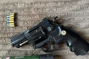 Theo dấu người mua súng, công an bắt nhóm sử dụng ma túy 