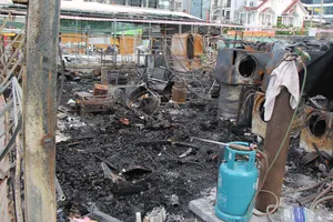 Đà Nẵng: Hàng loạt xe hàng chợ đêm An Thượng bị cháy rụi
