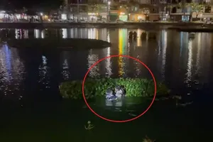 Bạn thách thức lúc nhậu, người đàn ông nhảy xuống hồ nhưng lại sợ không dám bơi vào bờ