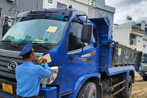 Đà Nẵng: Tài xế đóng cửa xe rời đi lúc Thanh tra giao thông đến lập biên bản