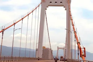 Cứu nam thanh niên nhảy sông tự tử ở Đà Nẵng