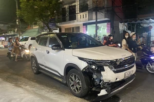 Tài xế rời khỏi hiện trường sau khi tông 6 xe máy