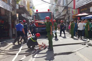 Căn nhà chứa nhiều đồ điện tử bốc cháy cạnh chợ Cồn