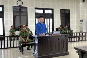 Giật túi xách xong vẫn ung dung chở hàng xóm về nhà