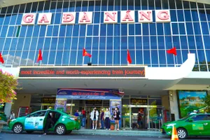 Nhà ga, sân bay Đà Nẵng kín người với hơn 100 chuyến mỗi ngày