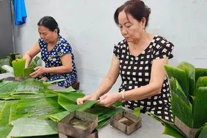 Người dân Đà Nẵng nấu bánh chưng gửi vùng lũ lụt miền Bắc